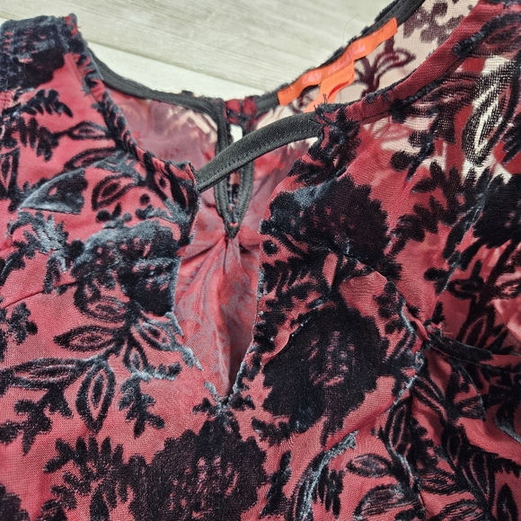 Chelsea & Violet Velvet Burnout Floral Mini Dress Medium Cold Shoulder Goth Vamp - Picture 13 of 16